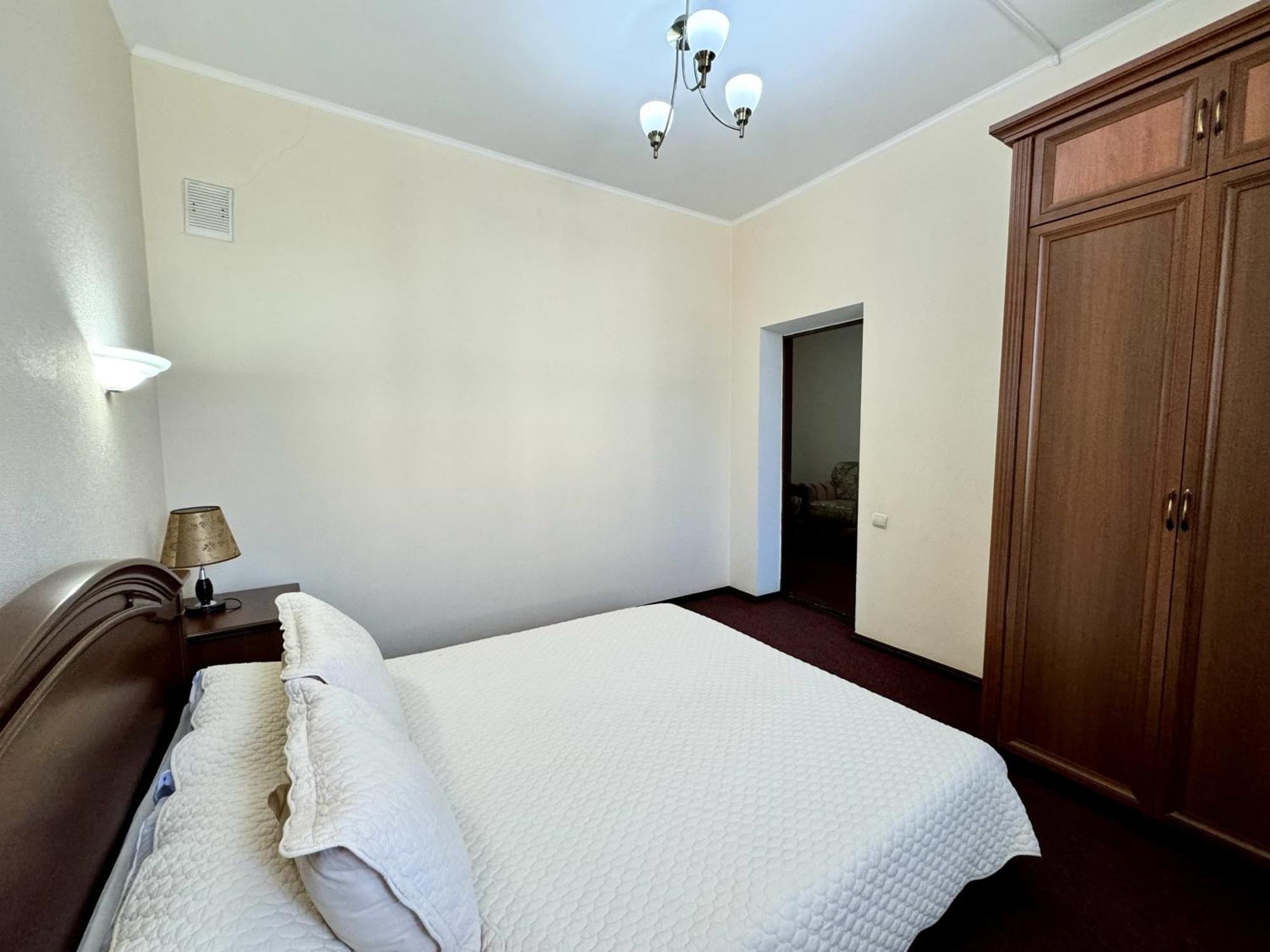 Hotel Zhambyl Taraz Buitenkant foto