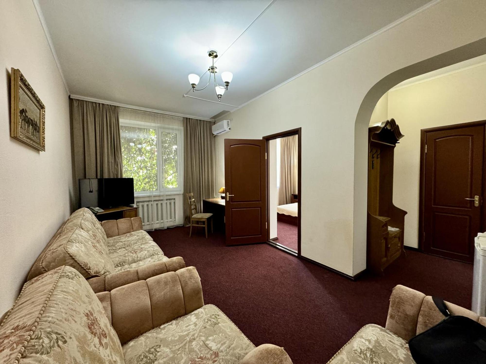 Hotel Zhambyl Taraz Buitenkant foto
