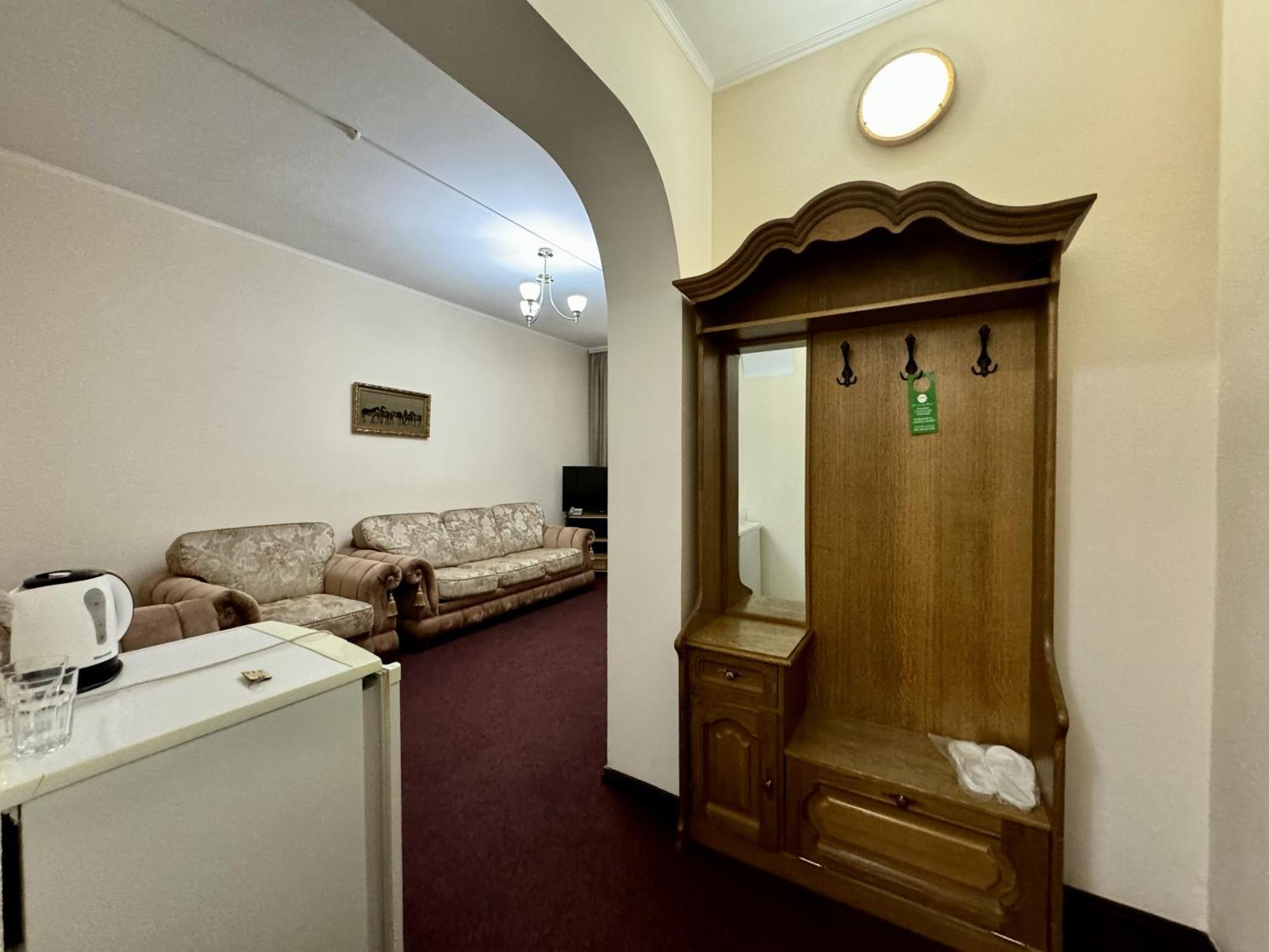 Hotel Zhambyl Taraz Buitenkant foto