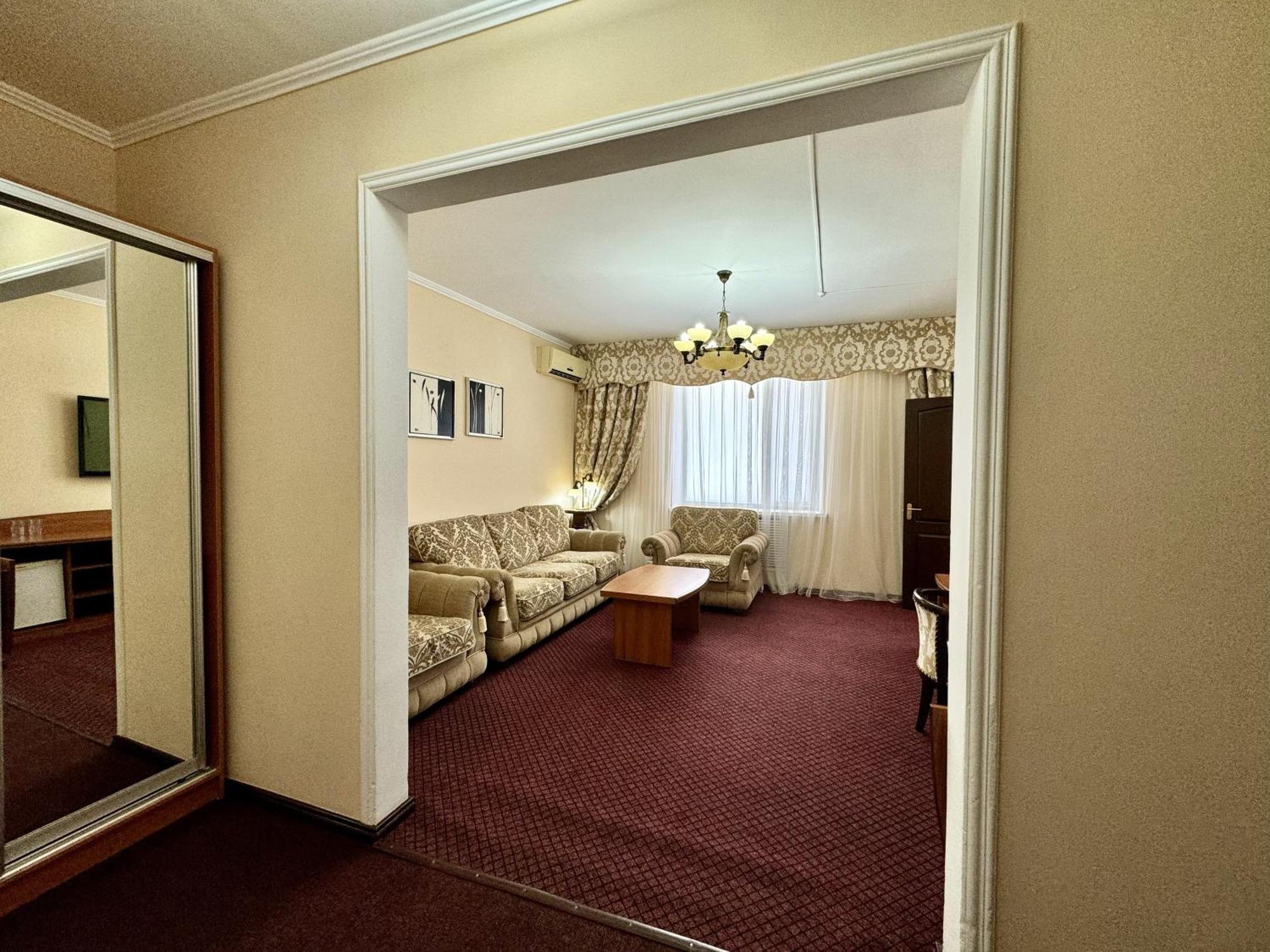 Hotel Zhambyl Taraz Buitenkant foto