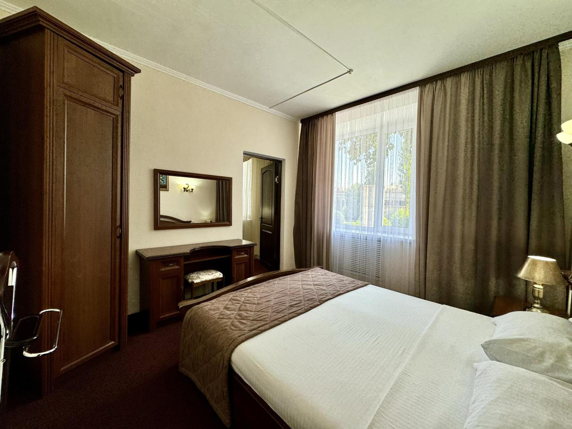 Hotel Zhambyl Taraz Buitenkant foto