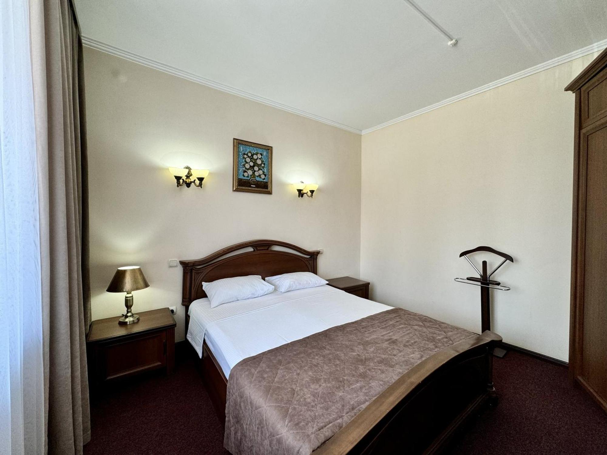 Hotel Zhambyl Taraz Buitenkant foto