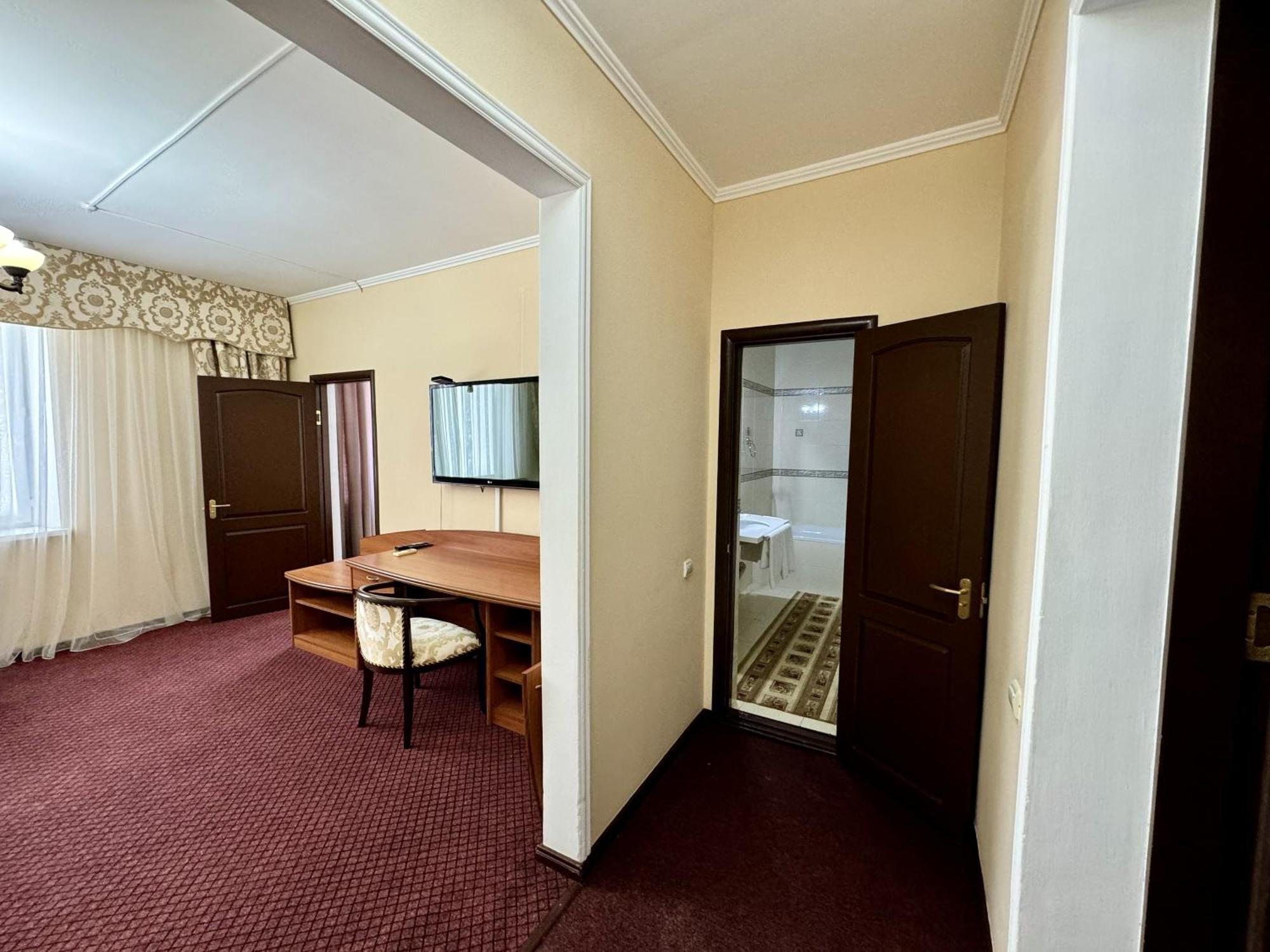 Hotel Zhambyl Taraz Buitenkant foto