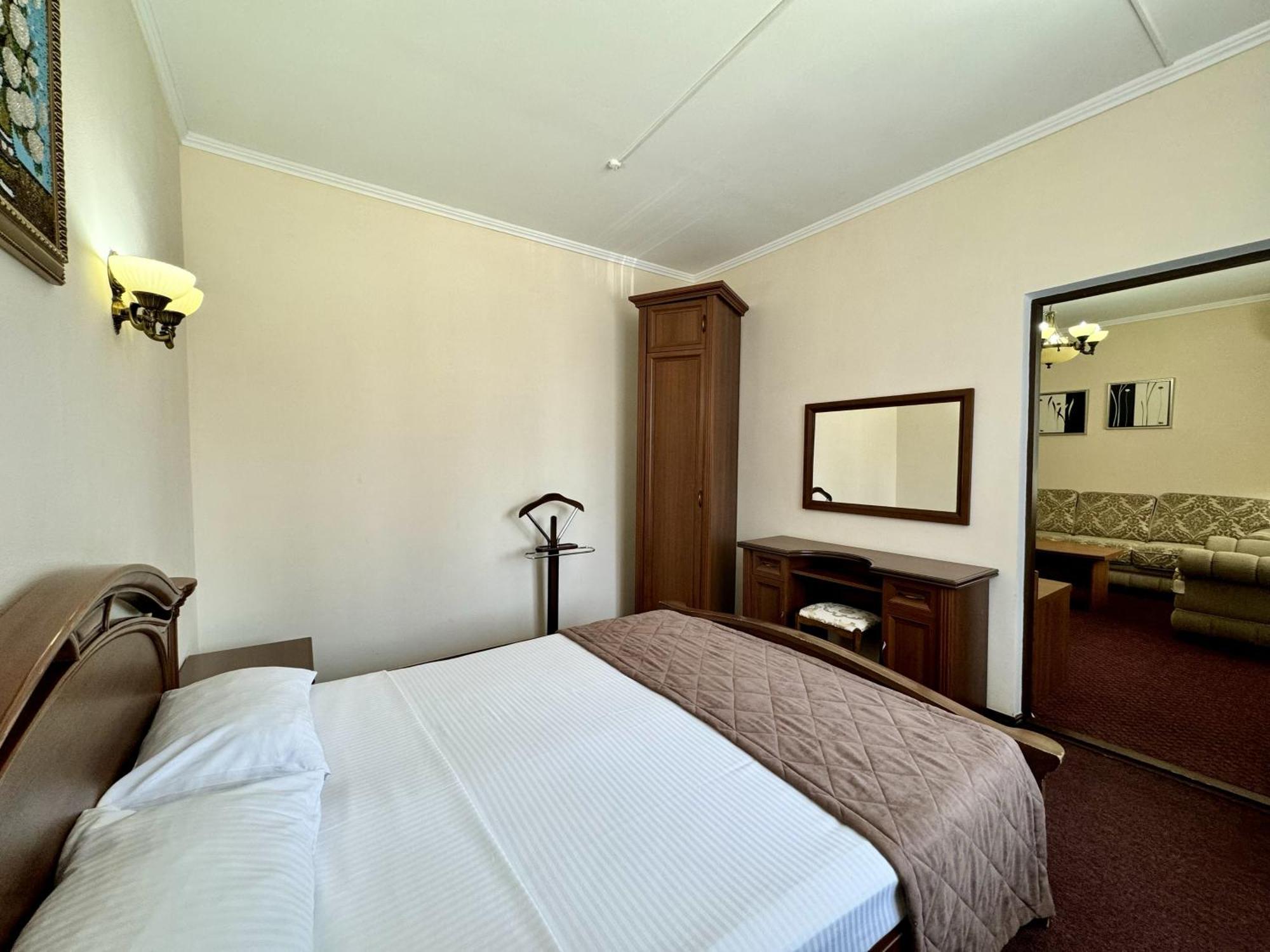 Hotel Zhambyl Taraz Buitenkant foto