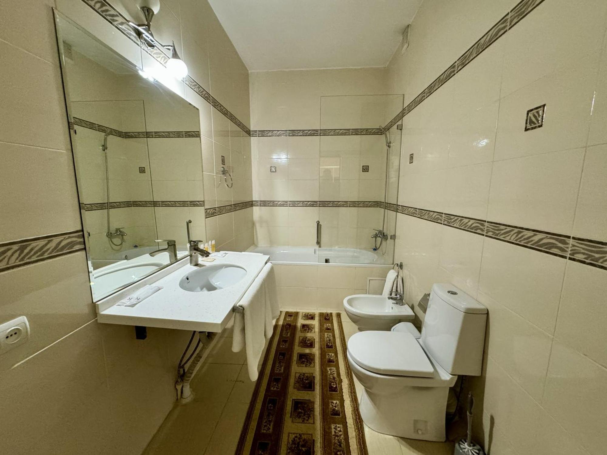 Hotel Zhambyl Taraz Buitenkant foto