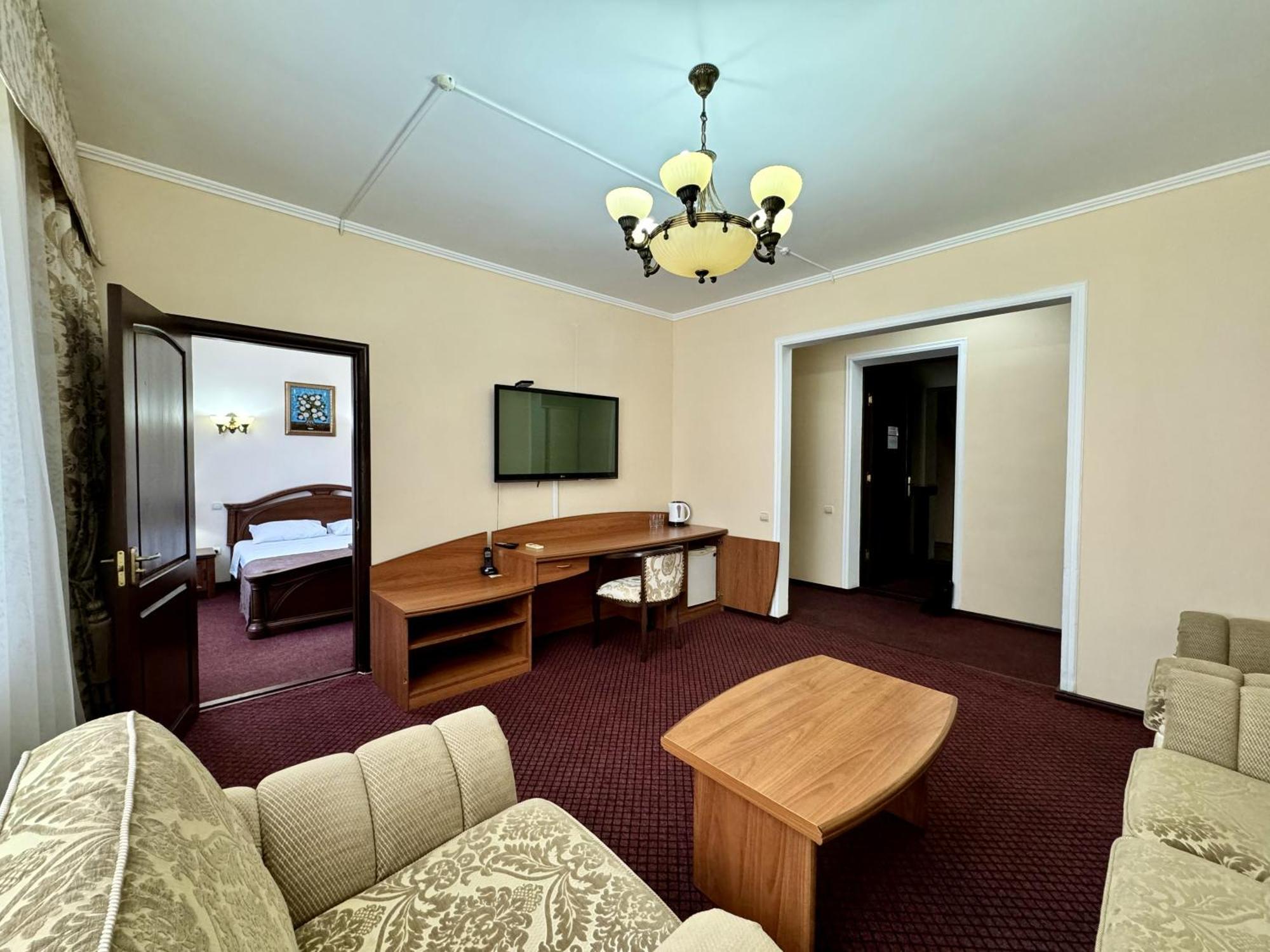 Hotel Zhambyl Taraz Buitenkant foto