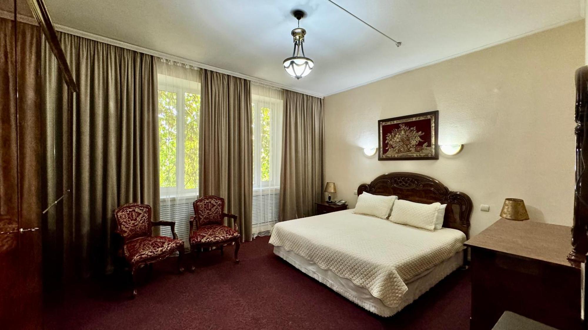 Hotel Zhambyl Taraz Buitenkant foto