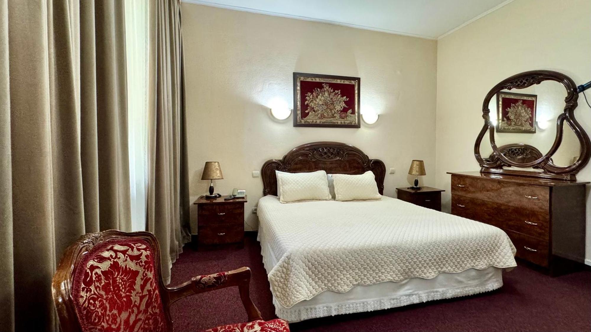 Hotel Zhambyl Taraz Buitenkant foto