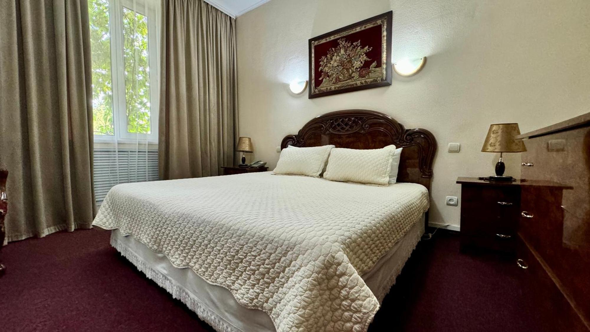 Hotel Zhambyl Taraz Buitenkant foto